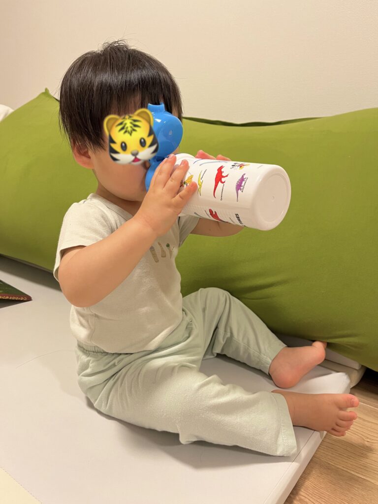 水筒で水を飲んでいるところ